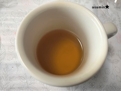 完成したお茶とカップ