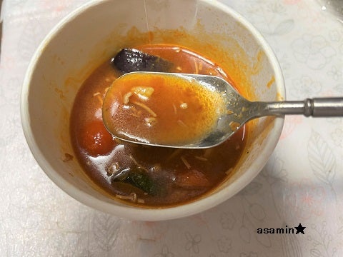 スプーンにすくったスープ